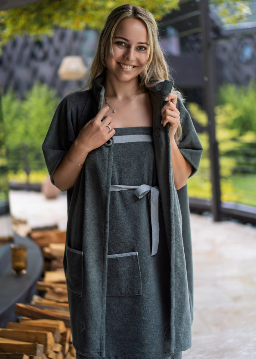 Handgemachte Saunabekleidung aus Südtirol: Cape Elegance Anthrazit, aus 100% hochwertiger Baumwolle, weich und bequem, stilvolles Design