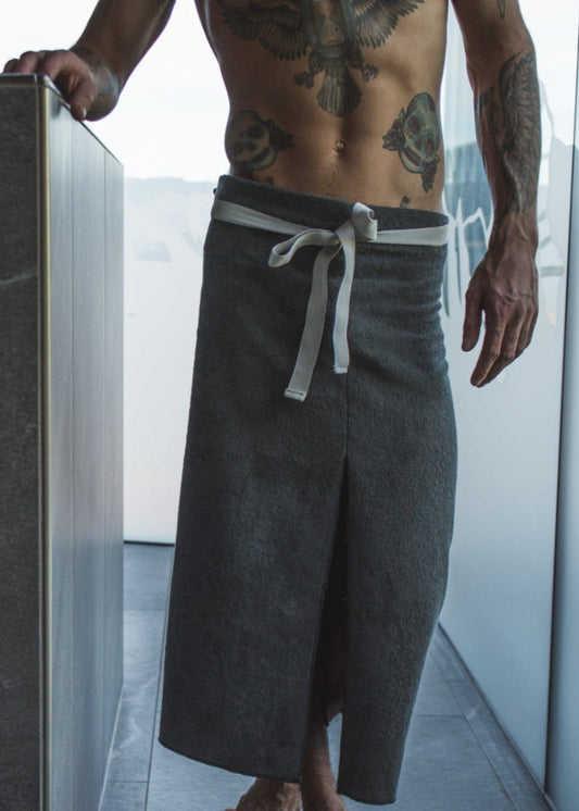 Handgemachte Saunabekleidung aus Südtirol: Kilt Samurai Anthrazit, aus 100% hochwertiger Baumwolle, weich und bequem