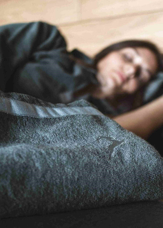 Handgemachte Saunabekleidung aus Südtirol: Handtuch mit Dekoband aus hochwertiger Baumwolle, weich und bequem.