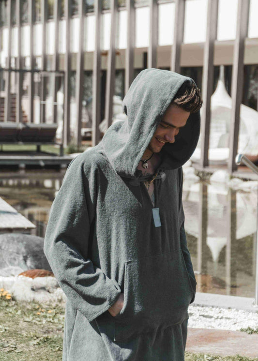 Handgemachte Saunabekleidung aus Südtirol: Unser Poncho aus hochwertiger Baumwolle, weich und bequem.