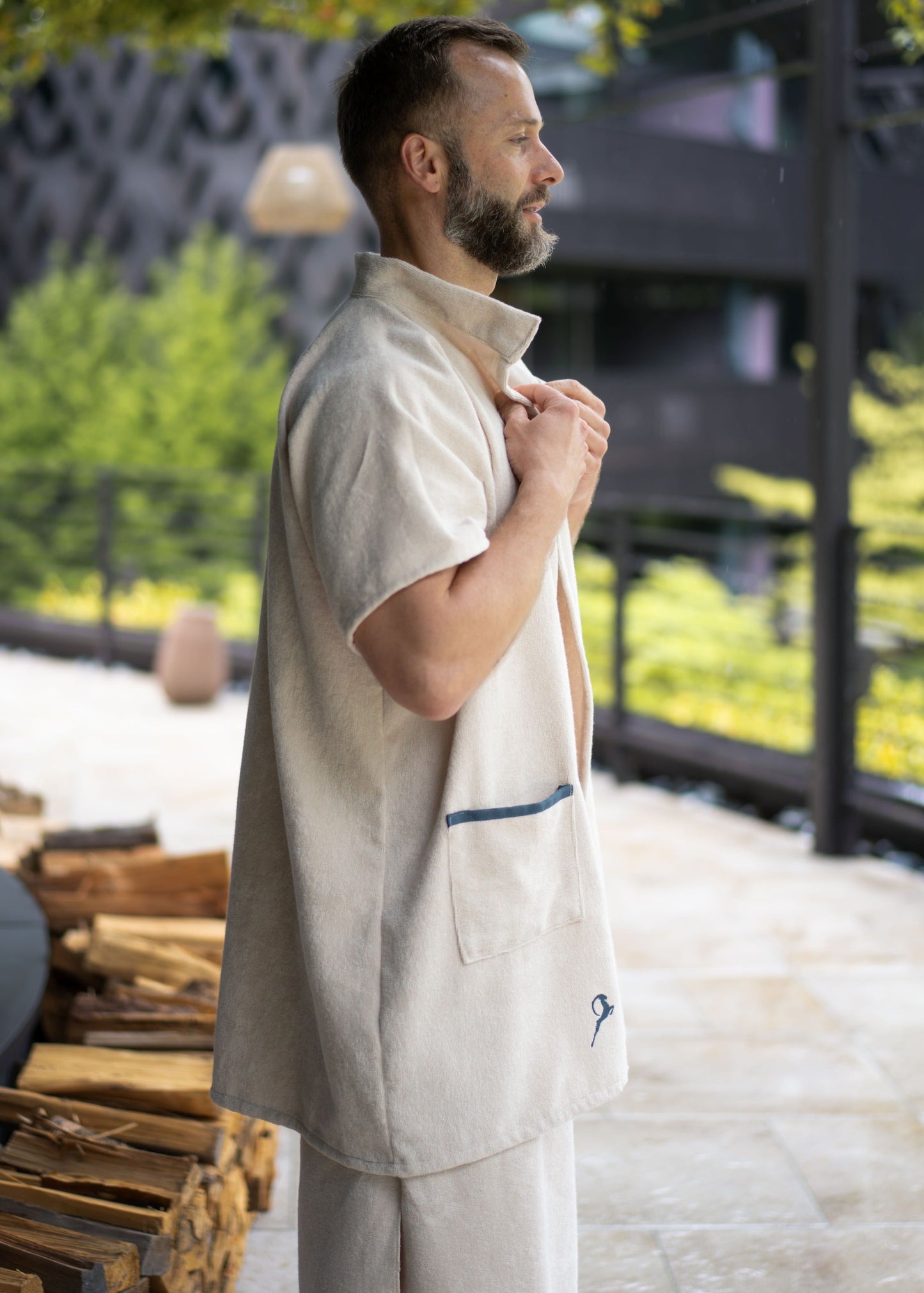 Handgemachte Saunabekleidung aus Südtirol: Cape Elegance Anthrazit, aus 100% hochwertiger Baumwolle, weich und bequem, stilvolles Design