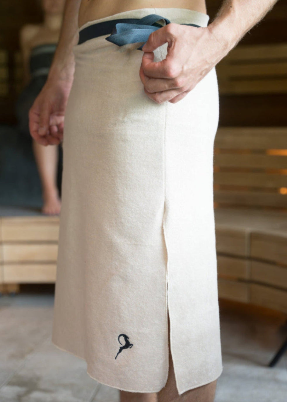 Handgemachte Saunabekleidung aus Südtirol: Kilt Samurai Beige aus hochwertiger Baumwolle, weich und bequem in der Sauna