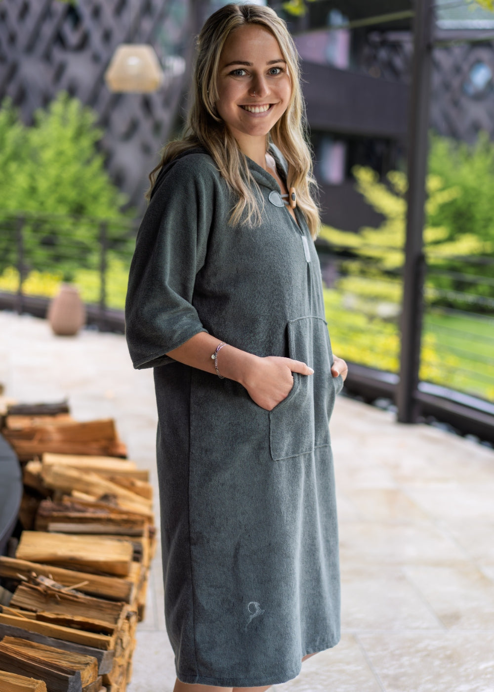 Poncho Anthrazit, handgefertig in Südtirol aus 100% feinster Baumwolle, Saunabekleidung Ondin, perfekte Wellnessbekleidung