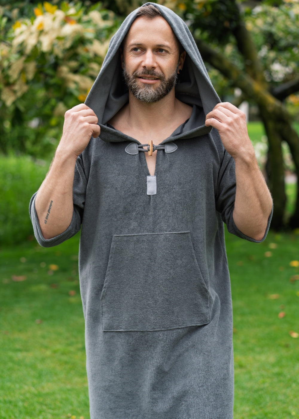 Poncho Anthrazit, handgefertig in Südtirol aus 100% feinster Baumwolle, Saunabekleidung Ondin, auch für Männer