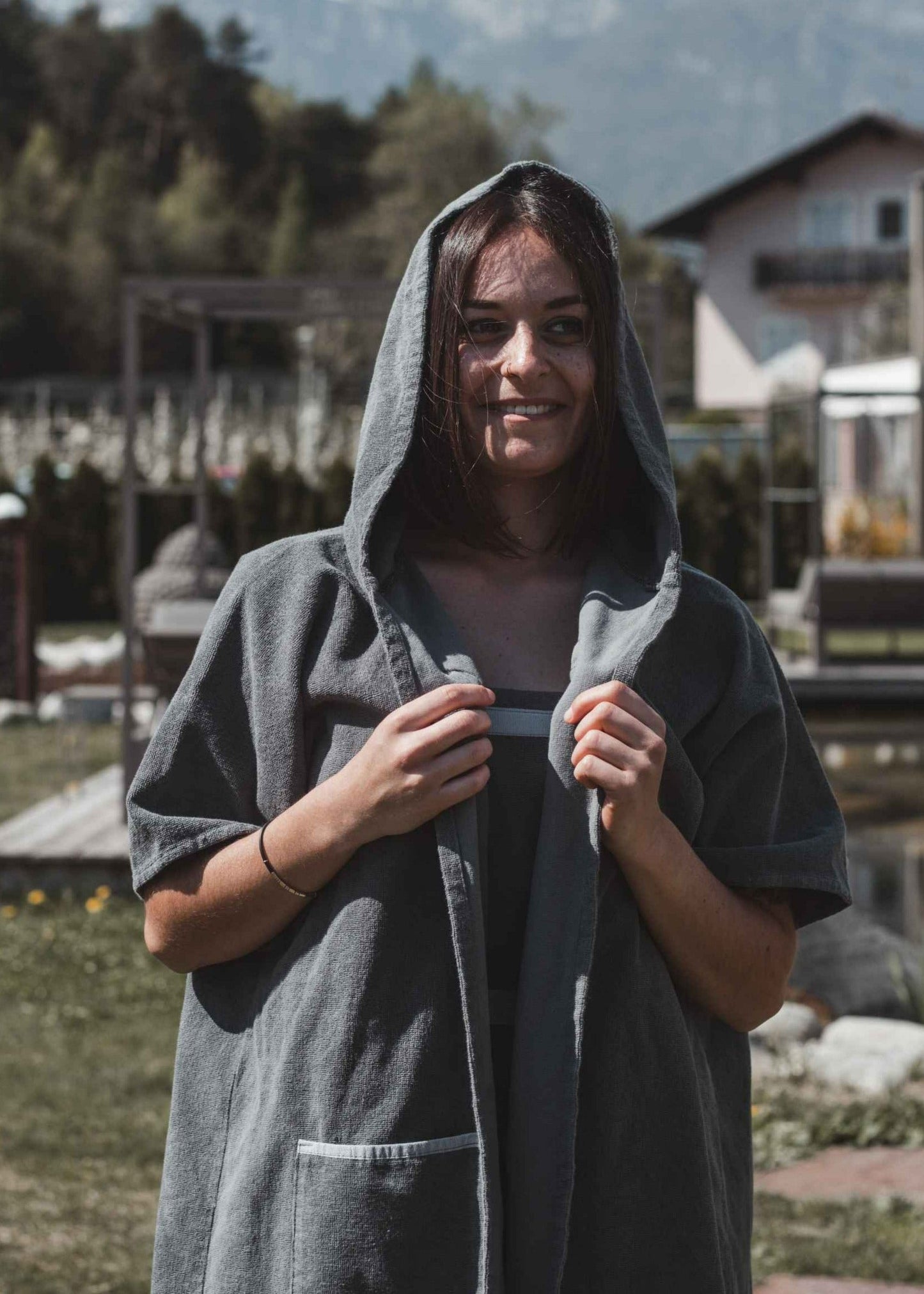 Handgemachte Saunabekleidung aus Südtirol: Bademantel aus hochwertiger Baumwolle, weich und bequem.