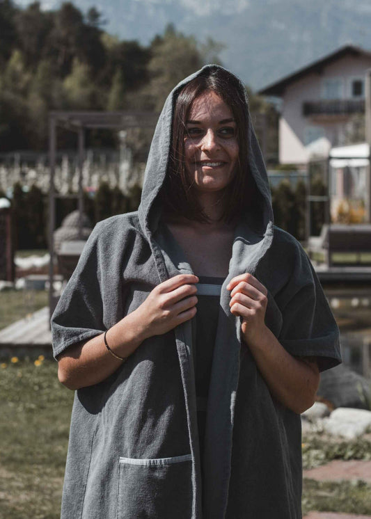 Handgemachte Saunabekleidung aus Südtirol: Bademantel aus hochwertiger Baumwolle, weich und bequem.